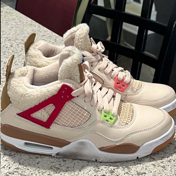 Jordan 4 Retro "Wild Things" sneakers. Gently worn and in great condition. - Picture 5 of 8